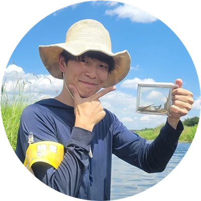 タモ網を持って川に立つマーシー